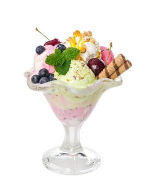 Taze meyveleri ve cam vazoda beyaz arka plan üzerinde izole gofret sopa ile farklı dondurma topları.