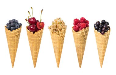 Gözleme dondurma koni üzerinde beyaz izole çeşitli meyveler kümesi