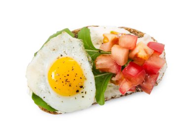 Bruschetta domates, kızarmış yumurta ve beyaz arka plan üzerinde izole roka ile. Üstten görünüm.