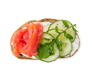 Küçük sandviç somon, salatalık ve beyaz arka plan üzerinde izole roka ile. Üstten görünüm.