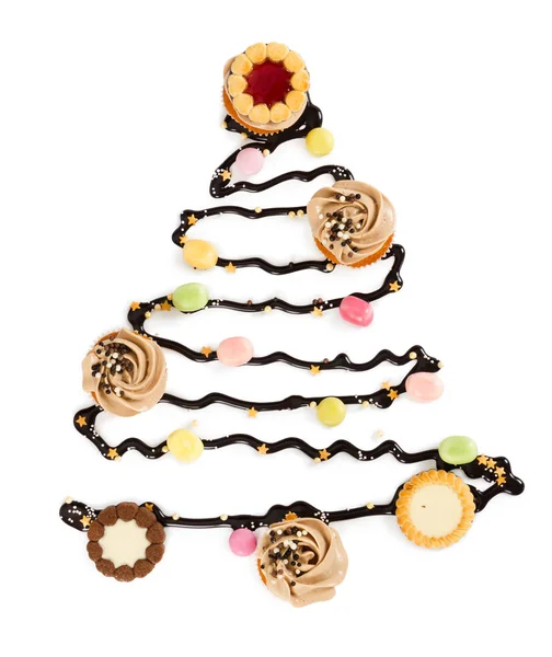 Árvore Natal Chocolate Com Doces Biscoitos Cupcakes Isolados Fundo Branco — Fotografia de Stock