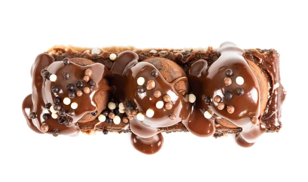 Kue Coklat Dengan Truffle Dituangkan Dengan Sirup Coklat Susu Yang — Stok Foto
