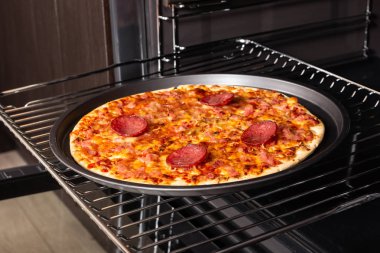 Ev yapımı pizza elektrikli fırında pişirme.