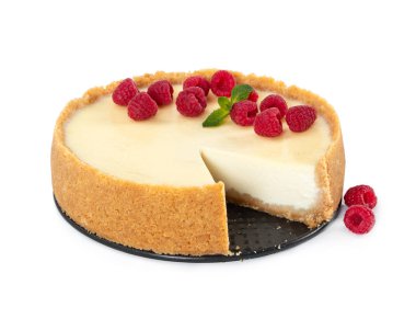 Peynirli kek ahududu ve beyaz arka plan üzerinde izole nane ile.