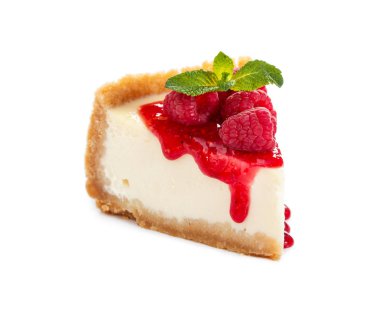 Beyaz arka planda izole edilmiş ahududu ve nane şekerli peynirli kek..