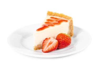 Parçası cheesecake izole beyaz arka plan üzerinde beyaz tabakta taze çilek ile