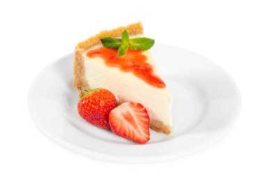 Parçası cheesecake taze çilek ve beyaz arka plan üzerinde izole beyaz tabakta nane ile