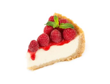 Beyaz arka planda izole edilmiş ahududu ve nane şekerli peynirli kek..