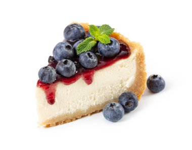 Parçası cheesecake yaban mersini ve beyaz arka plan üzerinde izole nane ile.  