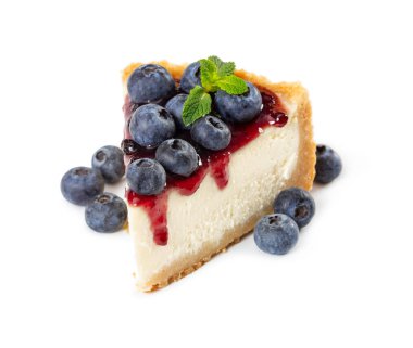 Parçası cheesecake yaban mersini ve beyaz arka plan üzerinde izole nane ile. 