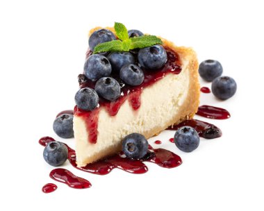 Parçası cheesecake yaban mersini ve beyaz arka plan üzerinde izole nane ile.