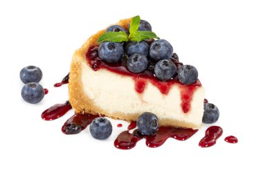 Parçası cheesecake yaban mersini ve beyaz arka plan üzerinde izole nane ile.