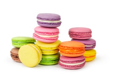 Farklı renkli Fransızca macaroons beyaz izole 