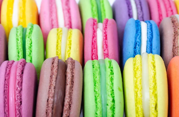 Lekker kleurrijk Franse macarons in een rijen, — Stockfoto