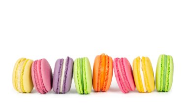 Beyaz izole satırda renkli Fransızca macaroons  