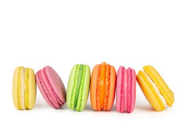 Beyaz izole satırda Fransızca macaroons yığını  