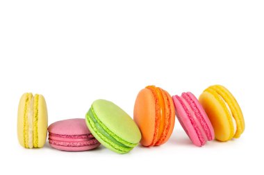 Beyaz izole satırda renkli Fransızca macaroons 