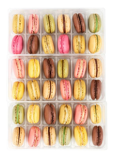 Kleurrijke Franse bitterkoekjes in plastic doos — Stockfoto