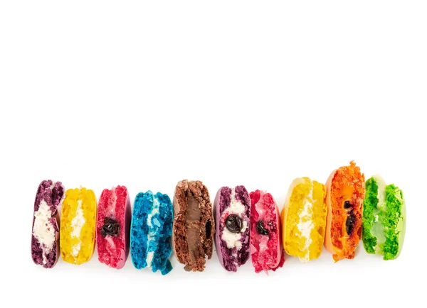Mitades de coloridos macarrones franceses en fila —  Fotos de Stock