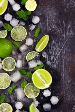 Koyu zeminde taze limon, nane ve buz.  