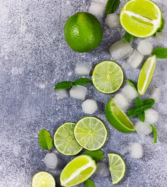 Zutaten für Mojito. frische Limette, Minze und Eis — Stockfoto