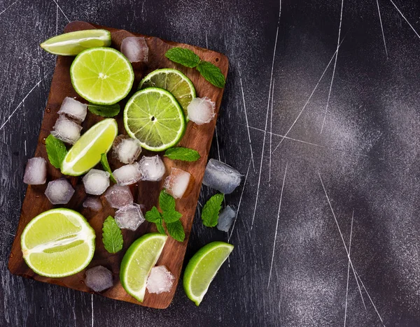 Frische Limette, Minze und Eis auf dem Schneidebrett. Zutaten für Mojit — Stockfoto