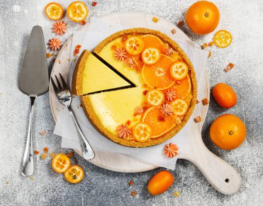 Portakal ve Kumquat dilimleri ile cheesecake. Üst görünüm.