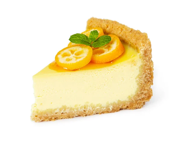 Stück Käsekuchen mit frischem Kumquat und Minze — Stockfoto