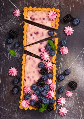 Taze böğürtlen, yaban mersini, beze ve mi ile cheesecake