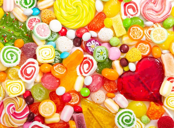다채로운 막대 사탕과 다른 색깔 라운드 사탕. — 스톡 사진