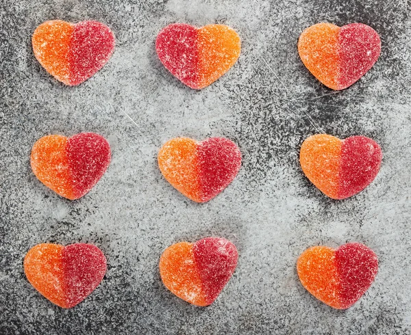 Herzförmige Marmelade Bonbons auf grauem Stein Hintergrund. — Stockfoto