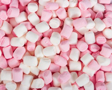 Arka plan olarak pembe ve beyaz mini marshmallows. 