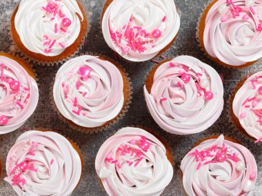 Hassas krema ve serpinti ile lezzetli ev yapımı cupcakes. V