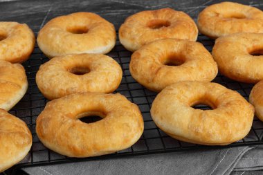 Pişirme rafında ev yapımı donutlar