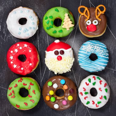 Koyu gri taş arka plan üzerinde Noel çörekler Seti.  