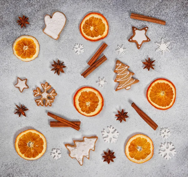 Biscoitos de gengibre de Natal, laranja seca, canela, anis estrelado e — Fotografia de Stock
