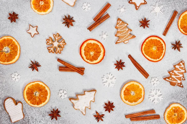 Ciasteczka świąteczne imbir, suszone pomarańcze, cynamon, anyżu gwiazd i — Zdjęcie stockowe