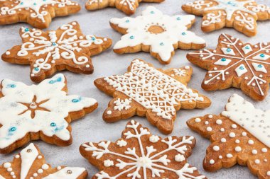 Kar taneleri şeklinde Noel zencefil çerezleri, süslenmiş w