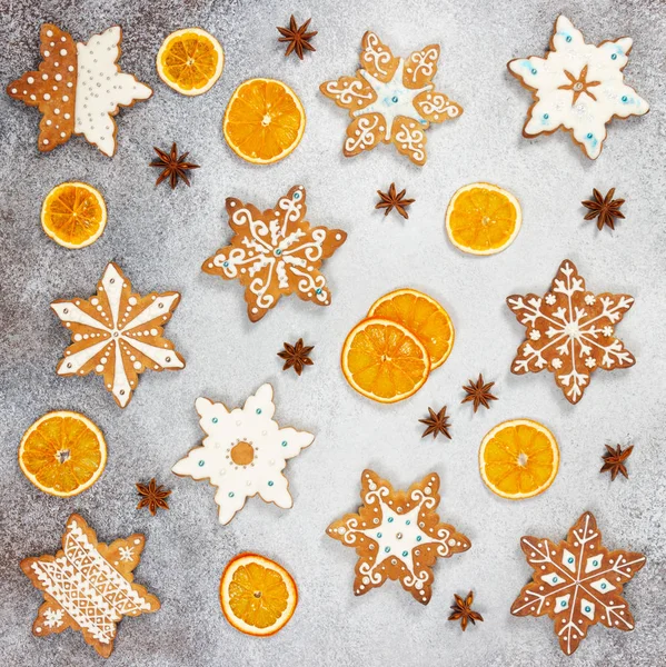 Galletas de jengibre de Navidad en forma de copos de nieve, naranja seca a — Foto de Stock