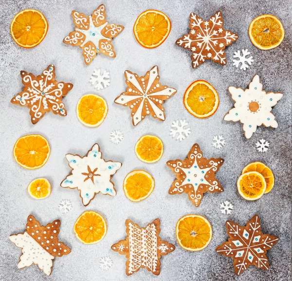 Galletas de jengibre de Navidad en forma de copos de nieve y orang seco —  Fotos de Stock