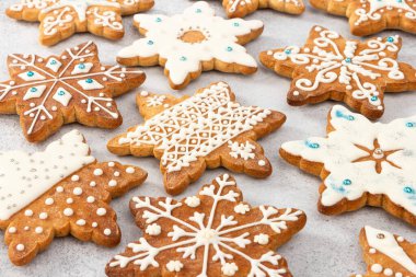 Kar taneleri şeklinde Noel zencefil çerezleri, süslenmiş w