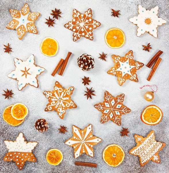 Galletas de jengibre de Navidad en forma de copos de nieve, naranja seca a — Foto de Stock