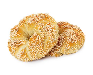 Beyaz arka planda izole edilmiş susam tohumlu iki Türk simidi..