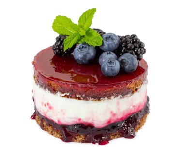 Taze yaban mersini ve böğürtlenli cheesecake, nane, yabanmersini reçeli ve jöle beyaz arka planda izole edilmiş..