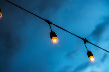 Dekoratif güzel vintage lamba ampul, twilight saat.