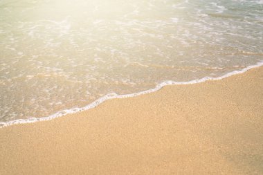 Sahilde yaz kumu ve güzel dalga