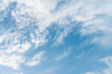 Bulutlar ile mavi gökyüzünde yaz gökyüzü ve güzel güneş