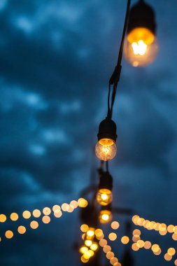 Dekoratif güzel vintage lamba ampul, twilight saat.