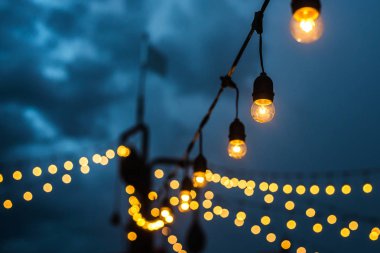 Dekoratif güzel vintage lamba ampul, twilight saat.