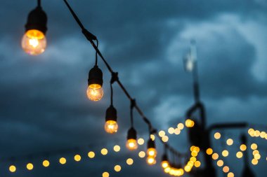 Dekoratif güzel vintage lamba ampul, twilight saat.